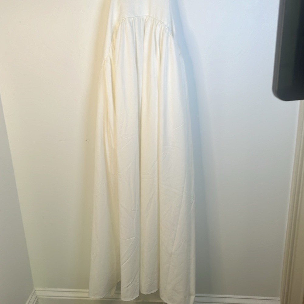 Elegant White Sleeveless Dress - Picture 9 of 13